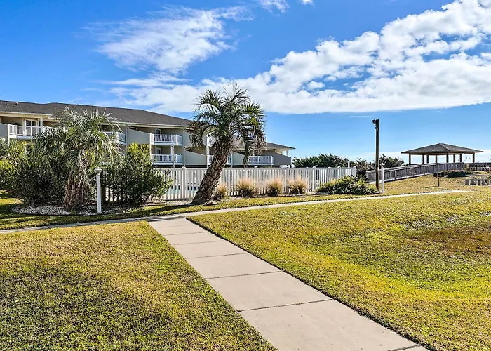 Oak Island Beachfront Condo W/ Community Pool